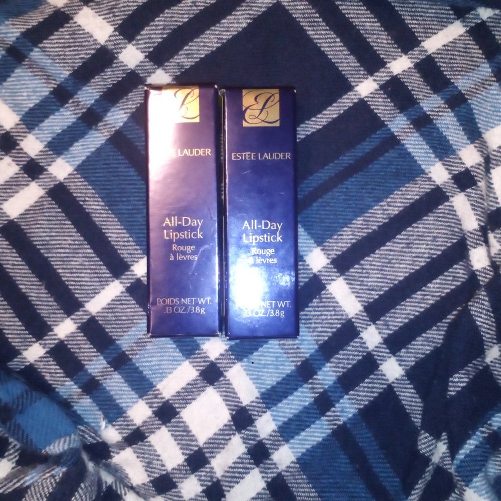 2 Estee Lauder lipsticks in Starlit Pink